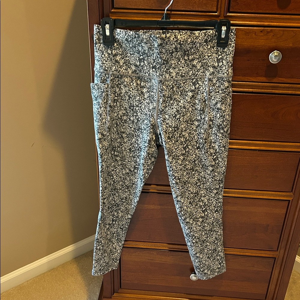 Athleta Salutation Stash Pocket ll 7/8 tight, Black&White Leggings, size medium